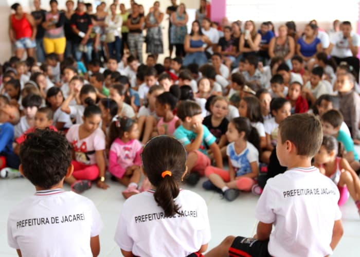 Uniformes escolares são entregues em mais duas EMEFs