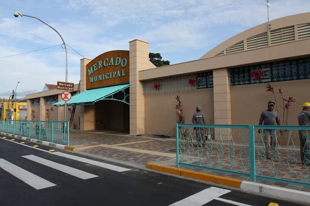 Prefeitura assina contratos de repasses para projeto do SAAE e revitalização do Mercadão