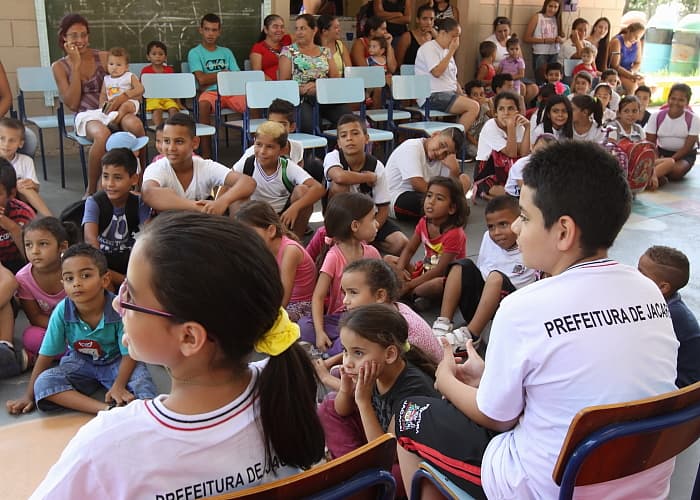 Mais duas EMEFs recebem uniformes escolares