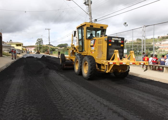 Obras na avenida Nurimar Fazolari de Freitas, no Parque Imperial, chegam à etapa de pavimentação