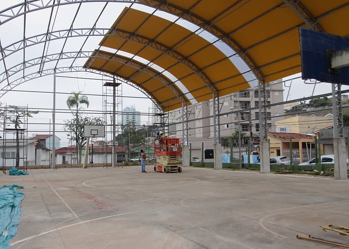 Escola municipal ganha quadra coberta