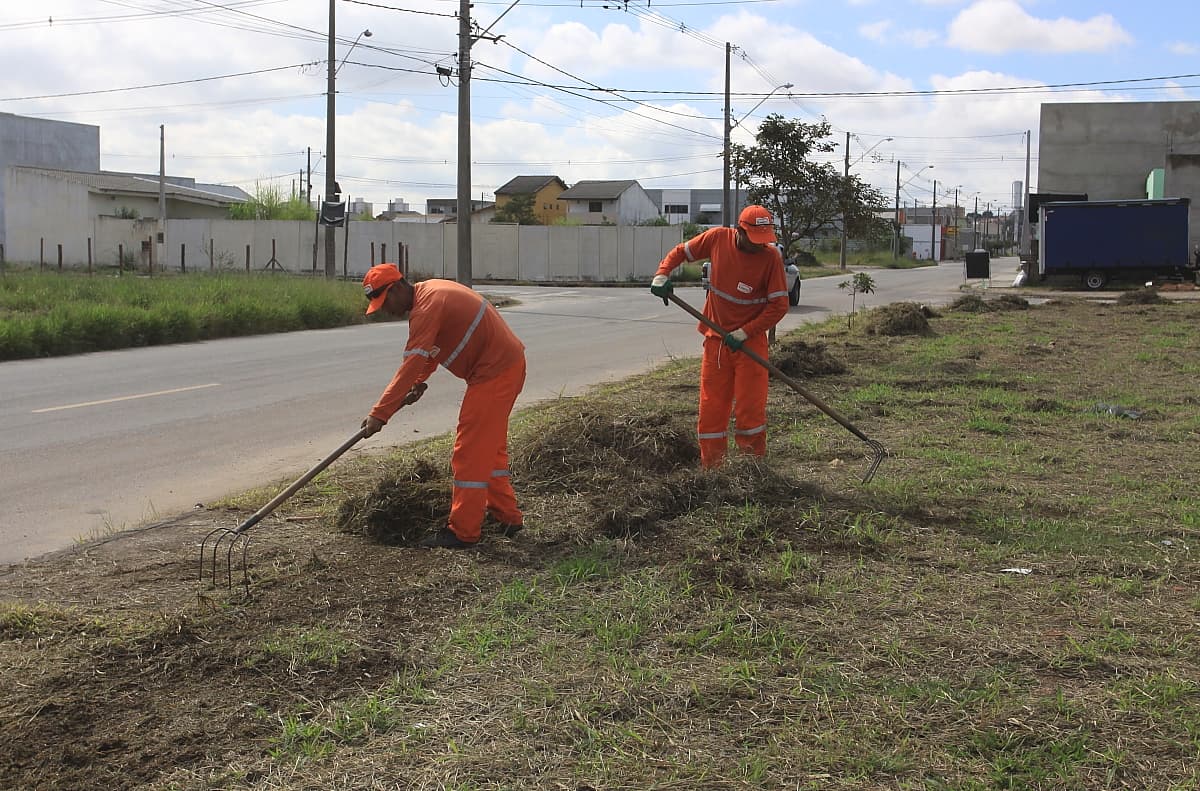 Capina continua em vários bairros de Jacareí