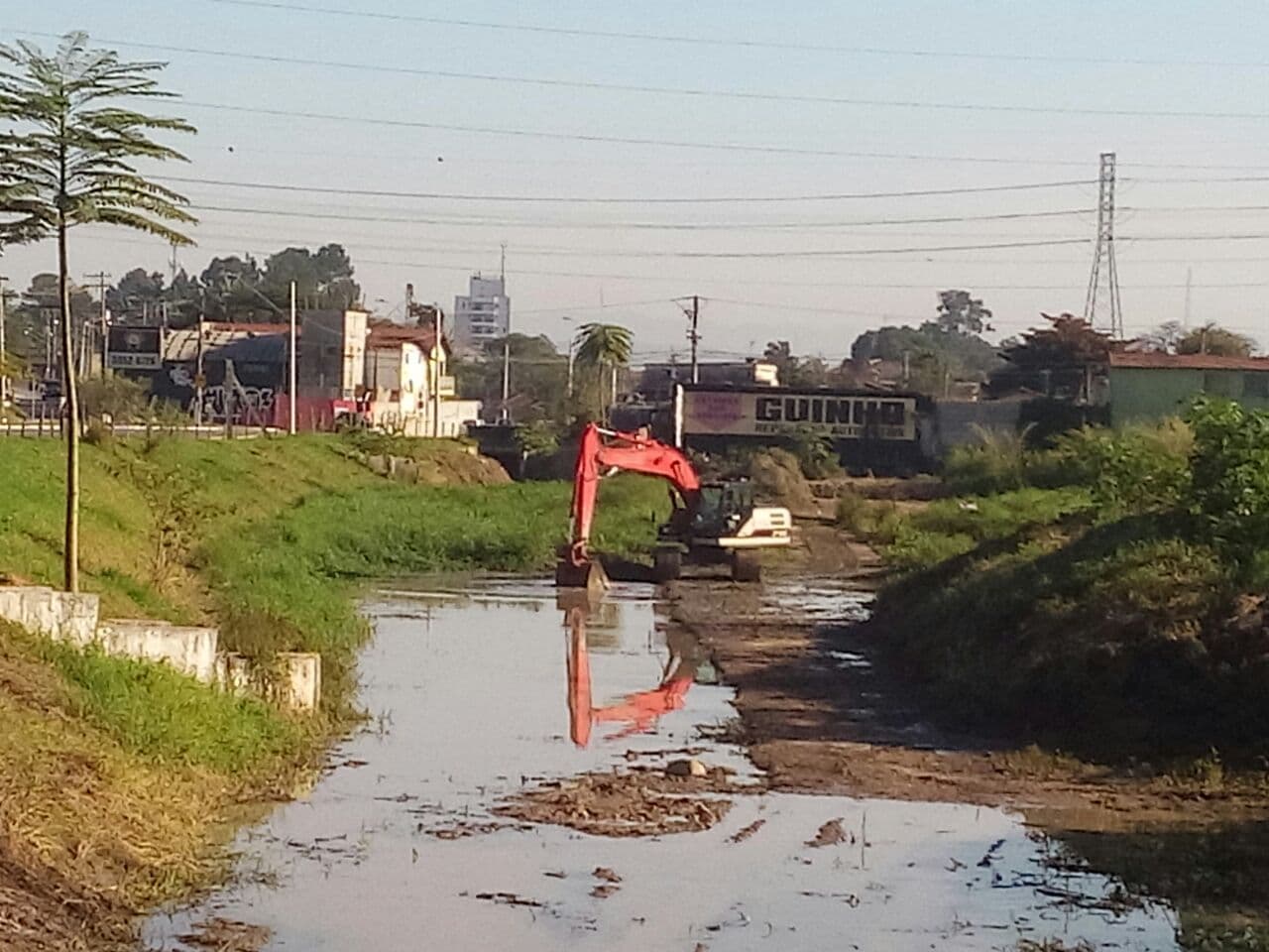 Prefeitura realiza limpeza no córrego do Turi visando diminuir enchentes