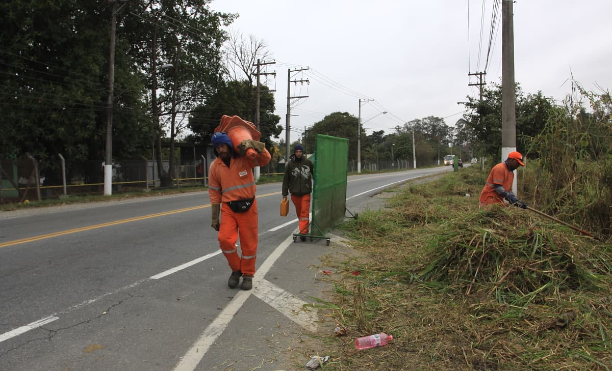 Prefeitura continua realizando capina em vários bairros