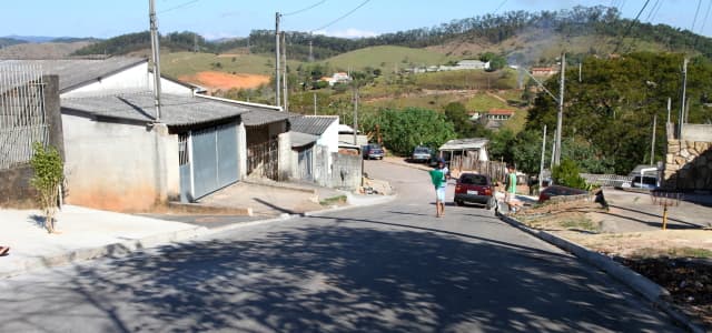 Moradores do bairro Jardim Panorama comemoram chegada do asfalto