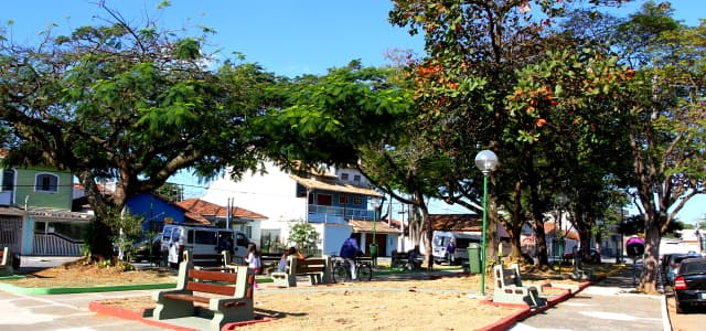 Praças da cidade recebem serviços de revitalização