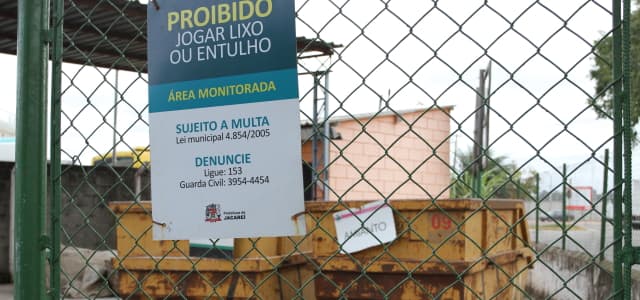 Placas de proibições de descarte incorreto são instaladas na cidade