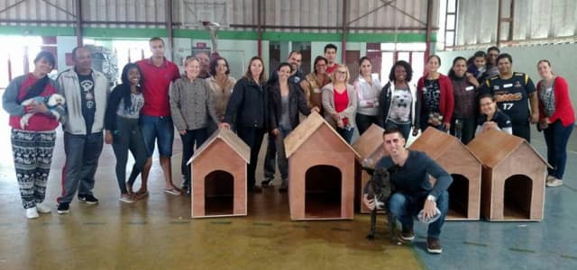 Após sucesso, Prefeitura programa oficina de casinha de cachorro em outros bairros