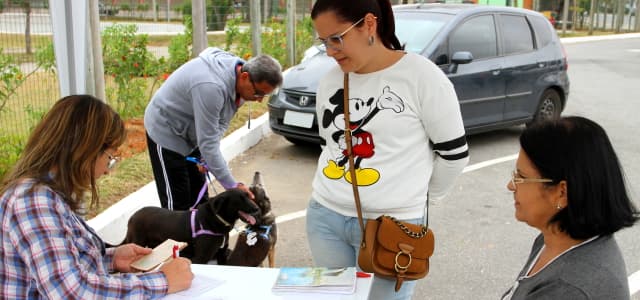 Prefeitura incentiva adoção de cães e emite RG do Animal