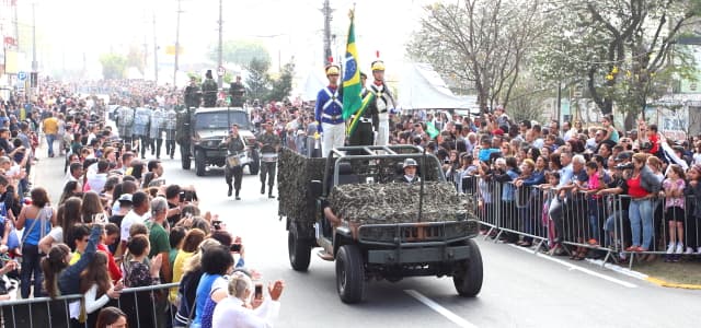 Desfile Cívico reúne mais de 10 mil pessoas em Jacareí