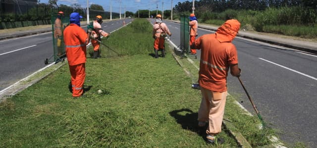Serviços de capina atendem sete locais esta semana
