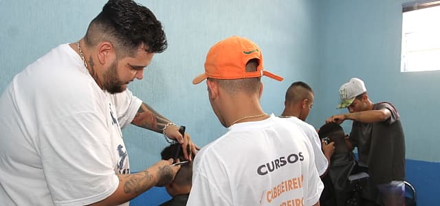 Adolescentes em medida socioeducativa participam de curso de barbearia