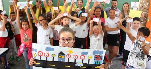 Alunos da rede municipal recebem carteirinha de agente de trânsito mirim