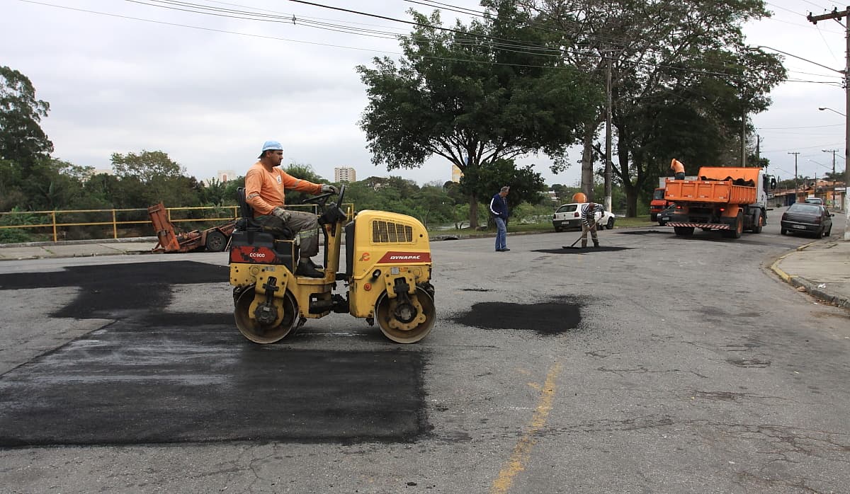 Prefeitura realiza tapa-buraco no Cidade Jardim, Balneário Paraíba e Vila Zezé