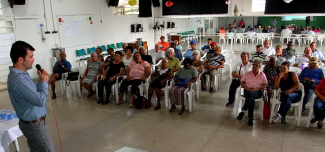 Palestra sobre prevenção ao câncer de mama e próstata reúne idosos no Viva Vida