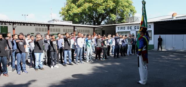 Jovens realizam juramento à bandeira e recebem certificado de dispensa em Jacareí