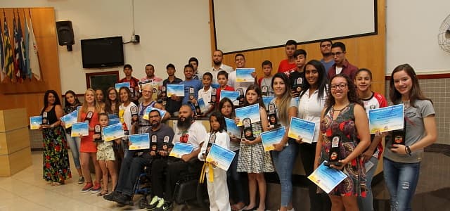 Secretaria de Esportes premia atletas que foram destaque no ano