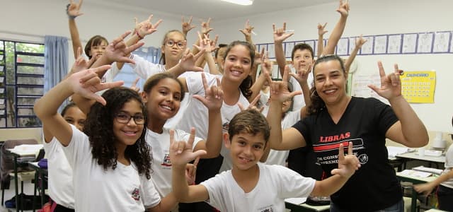 Educação precisa urgente de Intérpretes de Libras e Transcritor em Braile