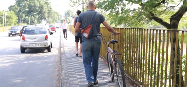 Educação no trânsito realiza blitze “Pedal Seguro” para ciclistas na ponte