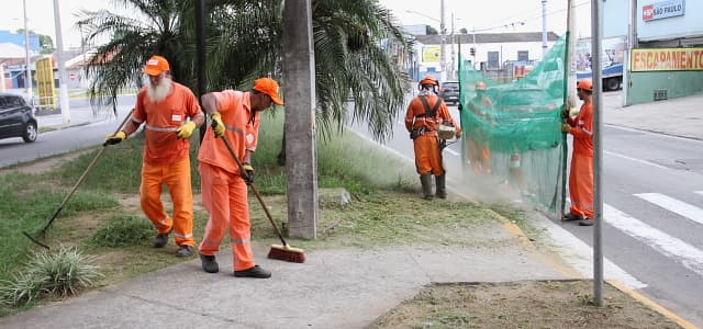 Prefeitura prossegue com serviço de capina em seis bairros esta semana