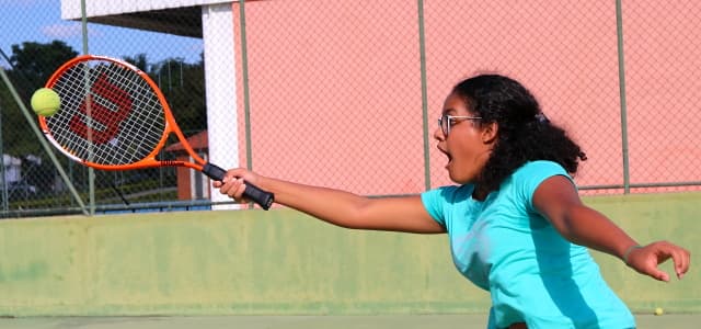 Aula gratuita é oportunidade para adolescente aprender tênis em Jacareí
