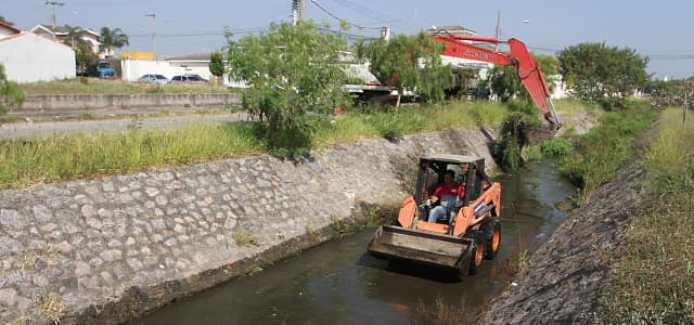 Vala de Drenagem do Jardim Santa Maria passa por manutenção