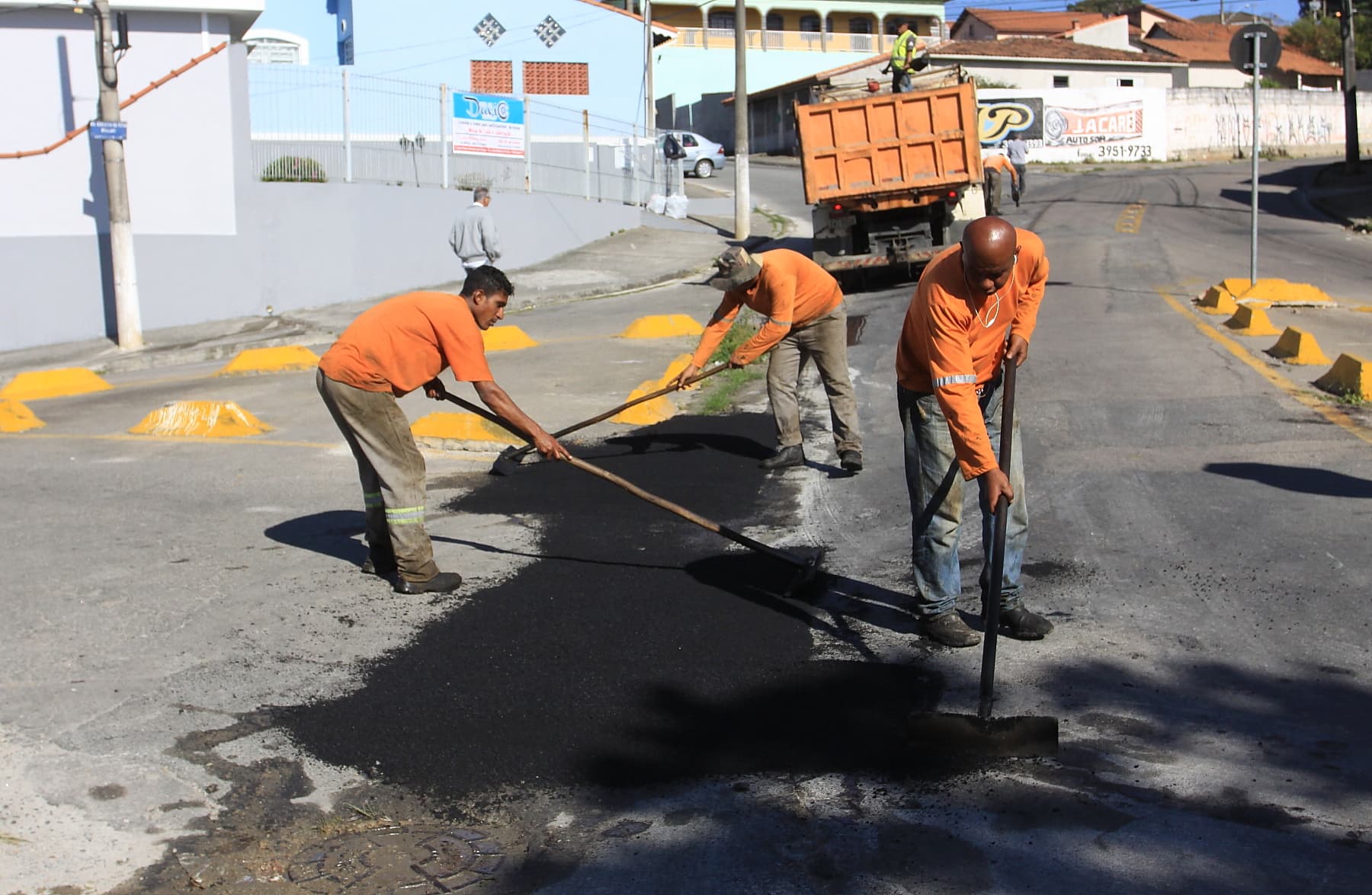 Operação tapa-buraco atenderá a quatro bairros nesta semana