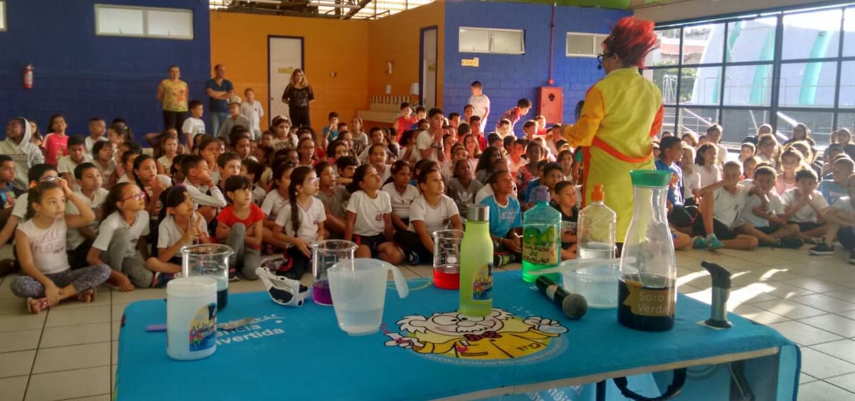 Espetáculo “O Show da Química” diverte alunos de escolas municipais
