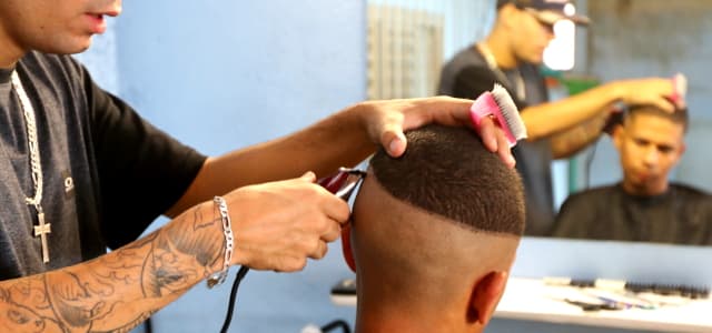 Recém-formado em curso de barbearia abre salão de beleza