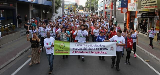 Caminhada da Luta Antimanicomial reúne 250 pessoas em Jacareí