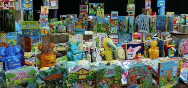 Prefeitura entrega mais de 9.200 livros para unidades escolares