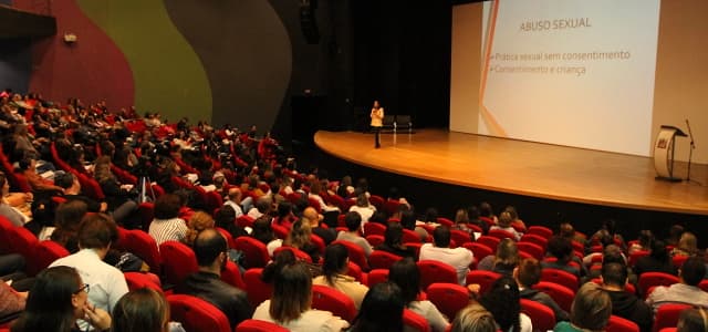 Rede protetiva reúne 400 pessoas em palestras sobre violência sexual