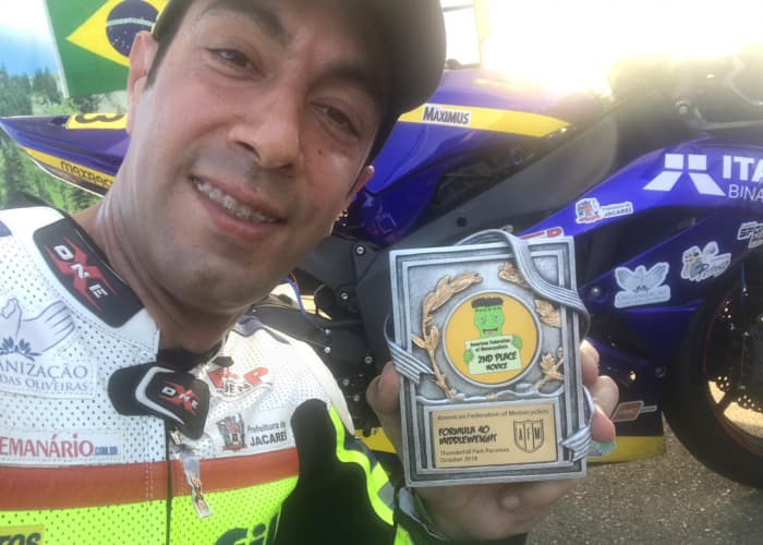 Piloto jacareiense de motovelocidade garante 2º lugar em corrida nos Estados Unidos