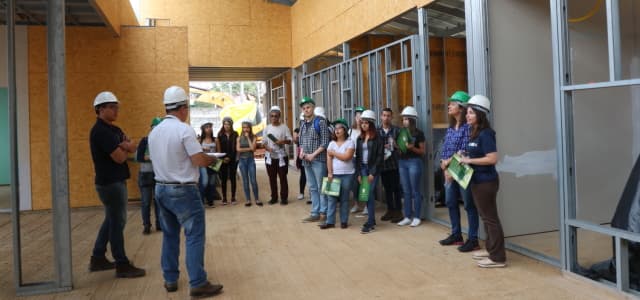 Alunos do Instituto Federal de São Paulo visitam obra inovadora de nova creche