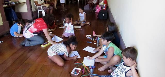 Crianças curtem ‘Oficinas Brincantes’ no MAV