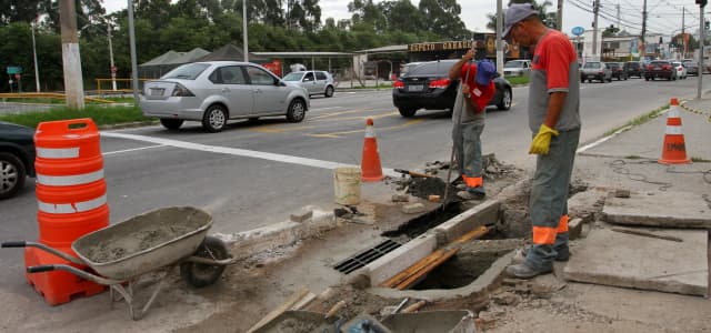 Infraestrutura segue realizando manutenção em diversos bairros da cidade