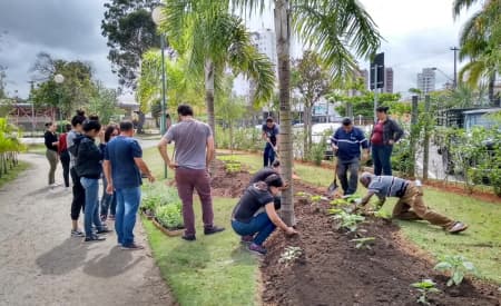 Alunos de Jardinagem revitalizam área no Parque dos Eucaliptos