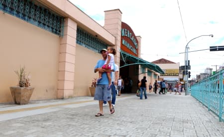 Prefeitura finaliza troca de piso da calçada do Mercado Municipal