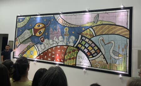 Biblioteca inaugura exposição com mural de azulejos