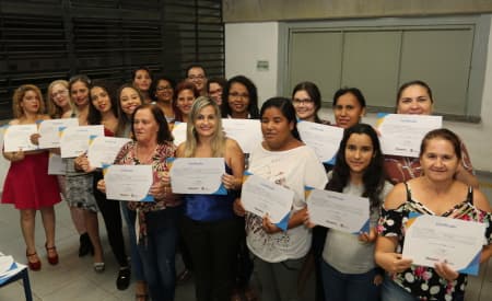 Alunos celebram formatura de cursos profissionalizantes de Costura e Manicure no 1º de Maio