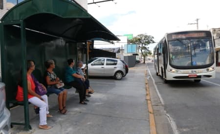 Após notificação da Prefeitura, JTU instala novo abrigo de ônibus na Av. Siqueira Campos