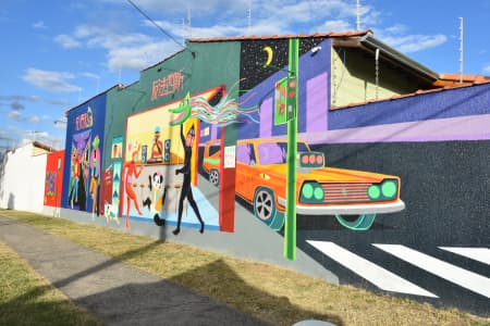 Altos de Santana ganha mural fluorescente em praça