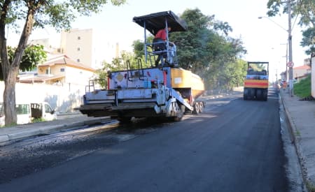 Prefeitura realiza recapeamento na Avenida Pedra Santa