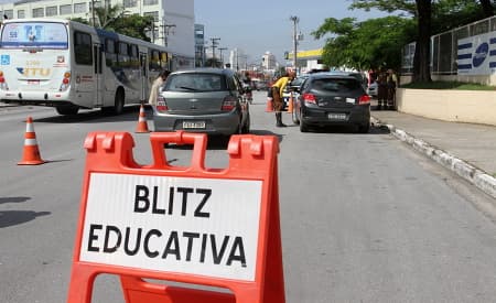 Blitze educativas de trânsito conscientizam condutores e pedestres para o carnaval
