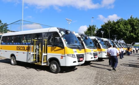 Jacareí recebe 11 ônibus novos para transporte escolar rural
