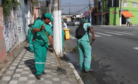 Em Jacareí, o serviço de varrição segue no mês de março