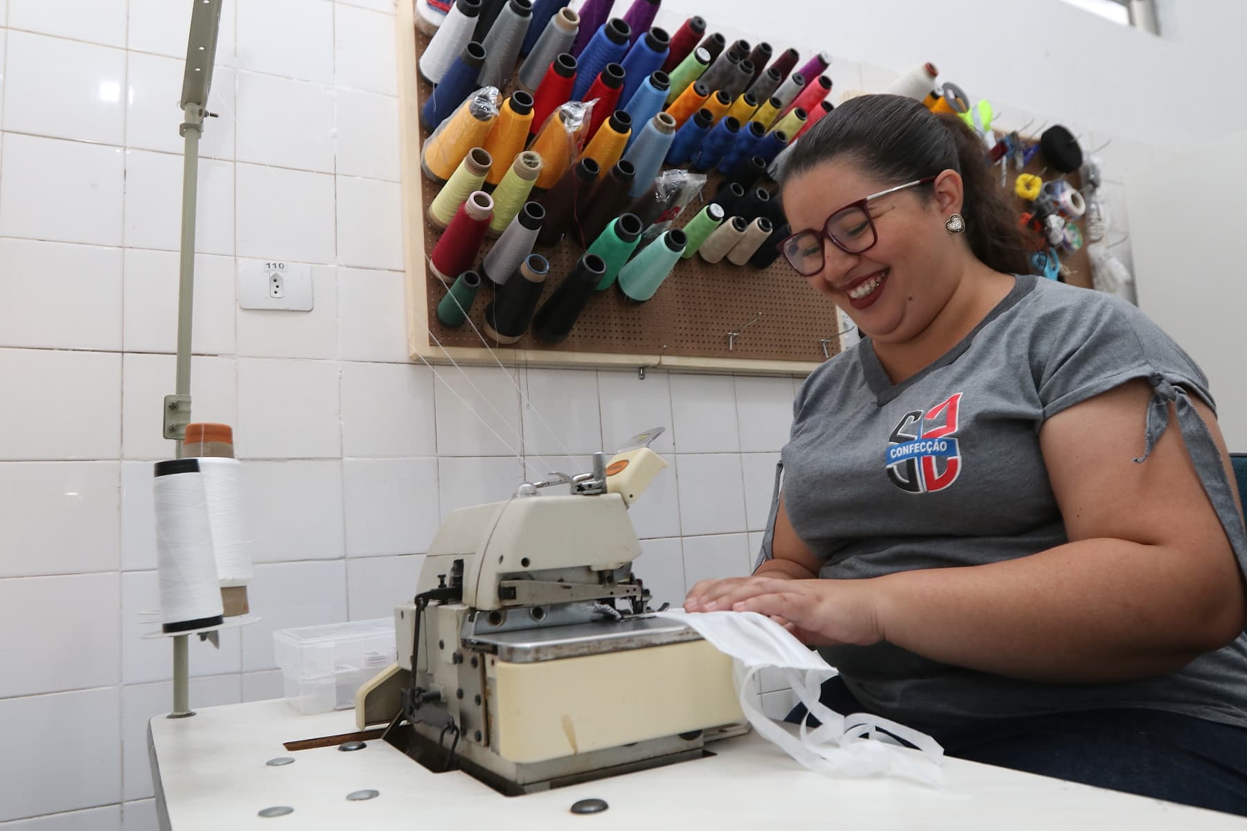 ‘Costura da solidariedade’: Gestoras da Moda produzem itens hospitalares para a Santa Casa