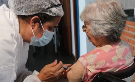 Com a chegada de mais 2.950 doses da Coronavac, Jacareí inicia vacinação em domicílio de todos os idosos acima de 90 anos e segue imunizando profissionais da Saúde