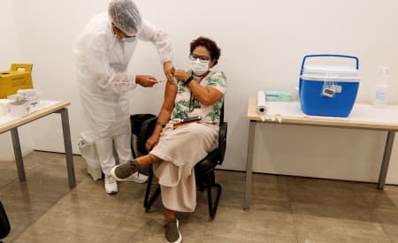 Mais de 330 profissionais da Saúde autônomos foram vacinados na segunda-feira (8), na Campanha de Vacinação contra a Covid-19 no EducaMais Jacareí