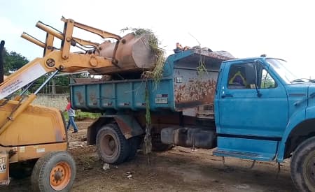 Onze caminhões de lixo são retirados de um único terreno, no Parque Meia Lua